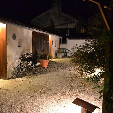 Le Moulin De Lusseau Bed and Breakfast Chef-Boutonne Δωμάτιο φωτογραφία