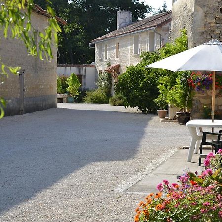 Le Moulin De Lusseau Bed and Breakfast Chef-Boutonne Εξωτερικό φωτογραφία