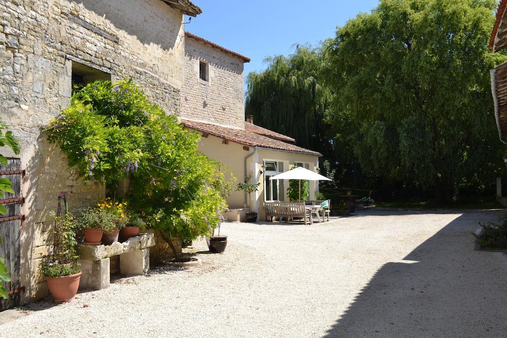 Le Moulin De Lusseau Bed and Breakfast Chef-Boutonne Εξωτερικό φωτογραφία