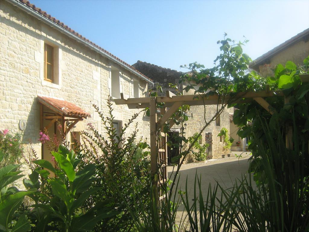 Le Moulin De Lusseau Bed and Breakfast Chef-Boutonne Δωμάτιο φωτογραφία
